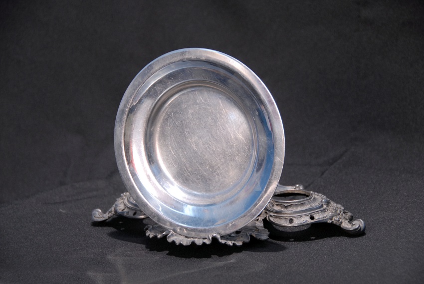 Сребрни тањир са сребрном чашом